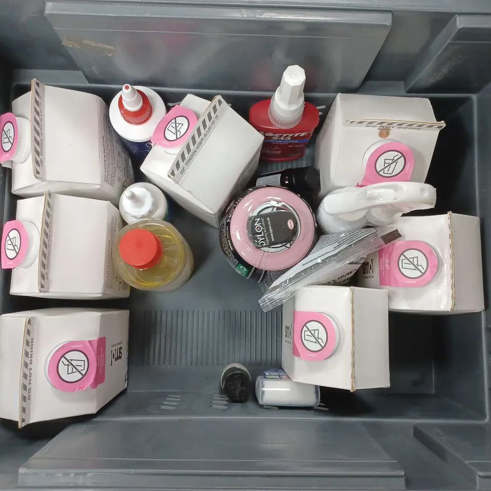 APPROXIMATELY 20 HOUSEHOLD AND CLEANING PRODUCTS TO INCLUDE FABRIC DYE, LAUNDRY CARE AND ACRYLIC PAINT