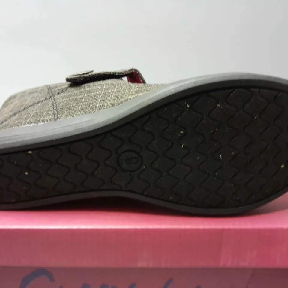 5 BOXED GUPPY LOVE BY BLOWFISH WOMENS CASUAL RAISED HEEL SHOES IN GREY/BLACK - US 9