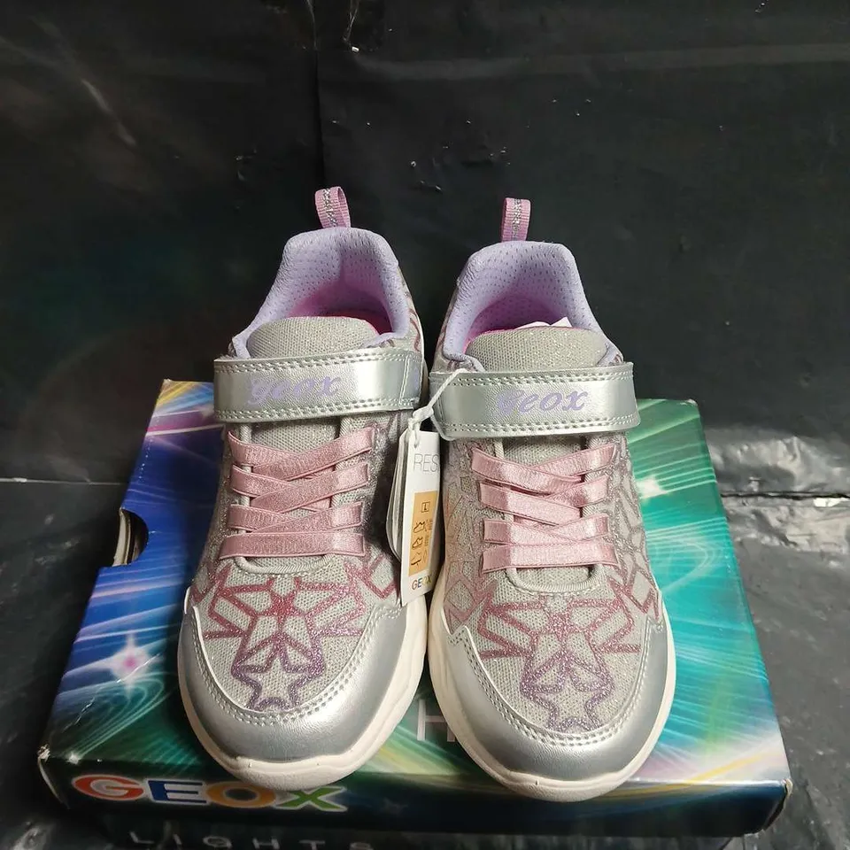 UK 13 GEOX KIDS TRAINERS LIGHTS – GREY/SILVER WITH PINK LACES