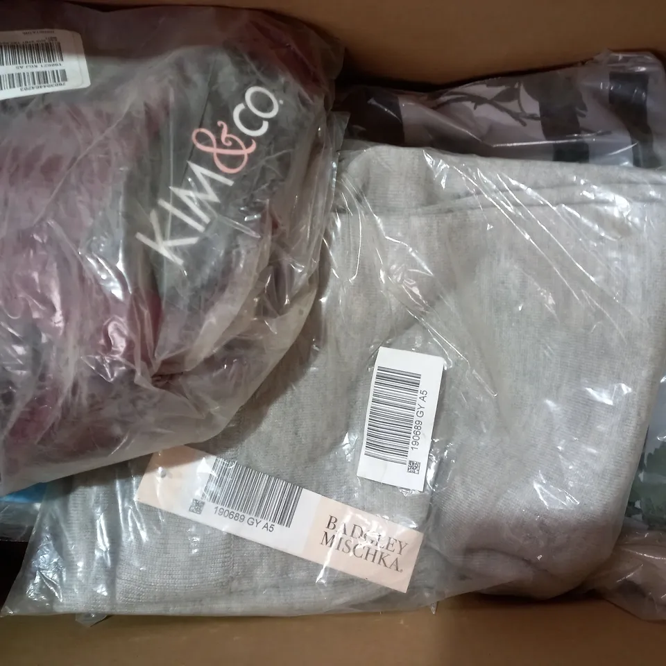 BOX OF APPROXIMATELY 15 ASSORTED CLOTHING AND FASHION ITEMS OF VARIOUS COLOURS AND STYLES TO INCLUDE FINERY, JOULES, WYNNE LAYERS, ETC