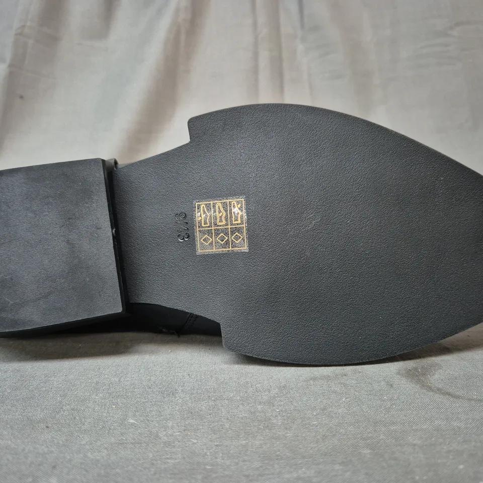BOXED PAIR OF KOI SOULRENDER MEN'S HARDWARE COWBOY BOOTS IN BLACK/ANTIQUE SILVER UK SIZE 9