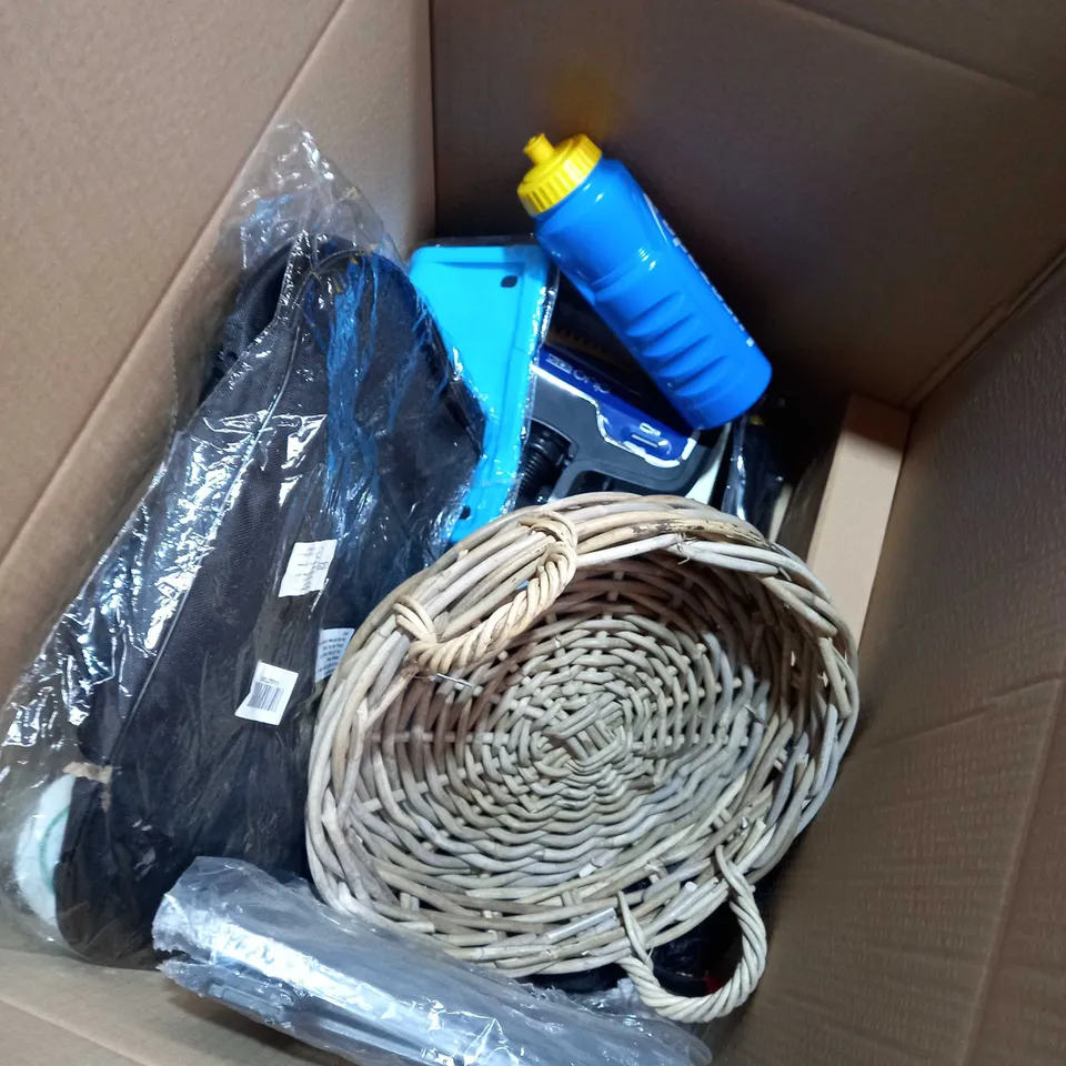 BOX OF ITEMS APPROXIMATELY 20 TO INCLUDE WOODEN BASKET, CRYSTAL PALACE BAG, BOTTLE ETC