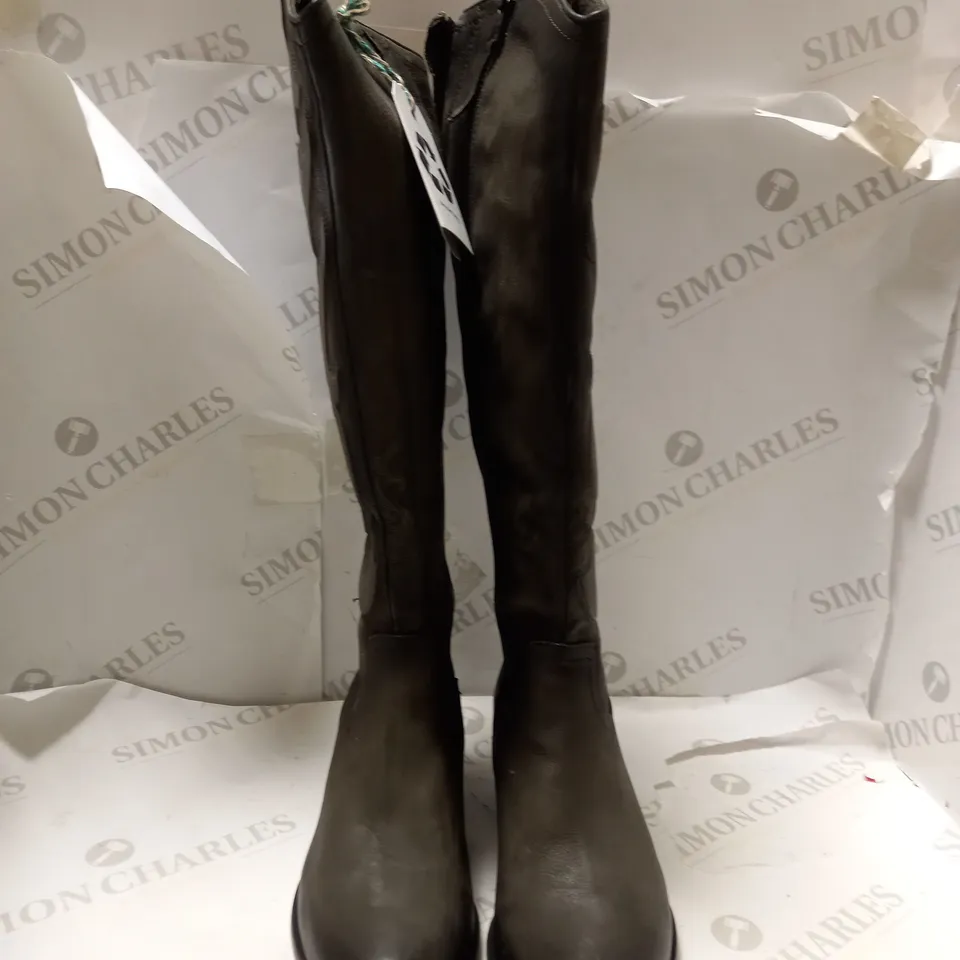 MODA IN PELLE SEREENAH BLACK KNEE BOOTS - SIZE 5