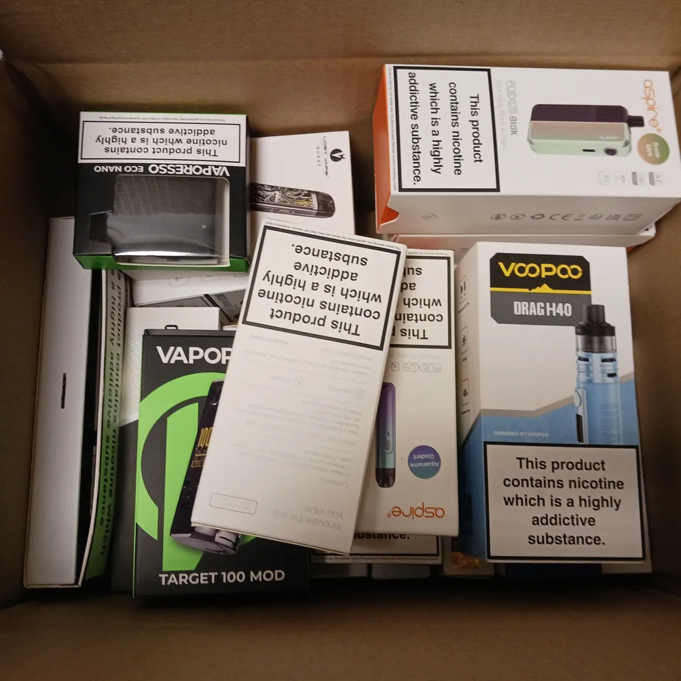 APPROXIMATELY 20 VAPES, E-CIGARETTES & ACCESSORIES TO INCLUDE VOOPOO DRAG H40, VAPORESSO TARGET 100 MOD, ASPIRE FLEXUS, ETC