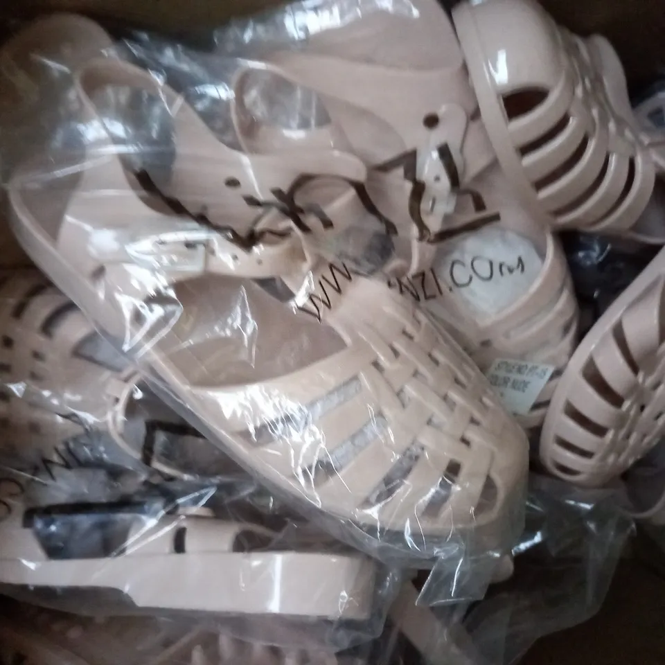 APPROXIMATELY 10 PAIRS OF LINZI FLAT JELLY SANDALS IN VARIOUS SIZES TO INCLUDE SIZE 5