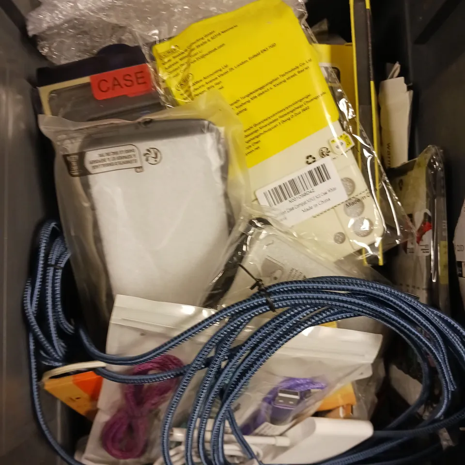 APPROXIMATELY 30 ASSORTED SMARTPHONE ACCESSORIES TO INCLUDE PROTECTIVE CASES, CHARGING CABLES, POWERBANK ETC 