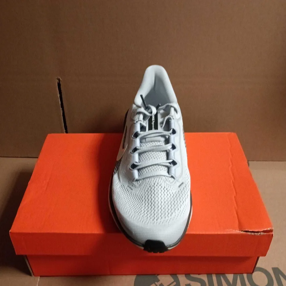 NIKE ZOOM RUNNING SHOES – WHITE/GREY SIZE 4