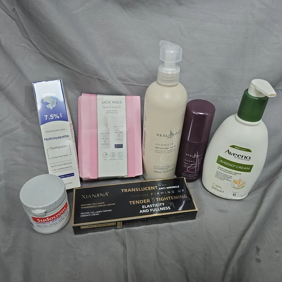 APPROXIMATELY 15 ASSORTED HEALTH & BEAUTY PRODUCTS TO INCLUDE AVEENO CREAM, JACK WILLS SPRITZ & SOAK SET, SUDOCREM, ETC - COLLECTION ONLY
