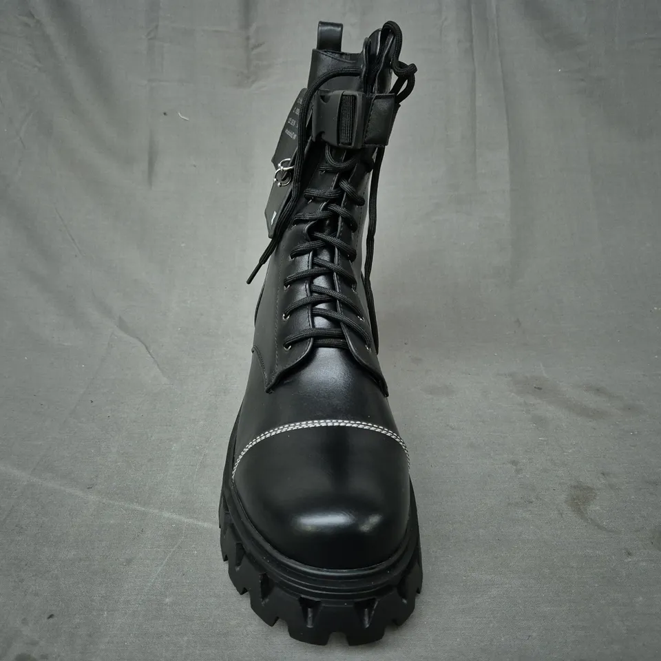 BOXED PAIR OF KOI BANSHEE MEN'S FALLOUT CYBER BOOTS IN BLACK UK SIZE 11