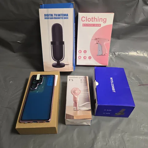 APPROXIMATELY 6 ASSORTED ELECTRICAL PRODUCTS & ACCESSORIES TO INCLUDE CLOTHING STITCH GUN, WIRELESS SPEAKER, DIGITAL TV ANTENNA, ETC