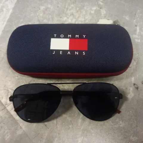 PAIR OF TOMMY JEANS NAVY FRAMED GLASSES IN CASE