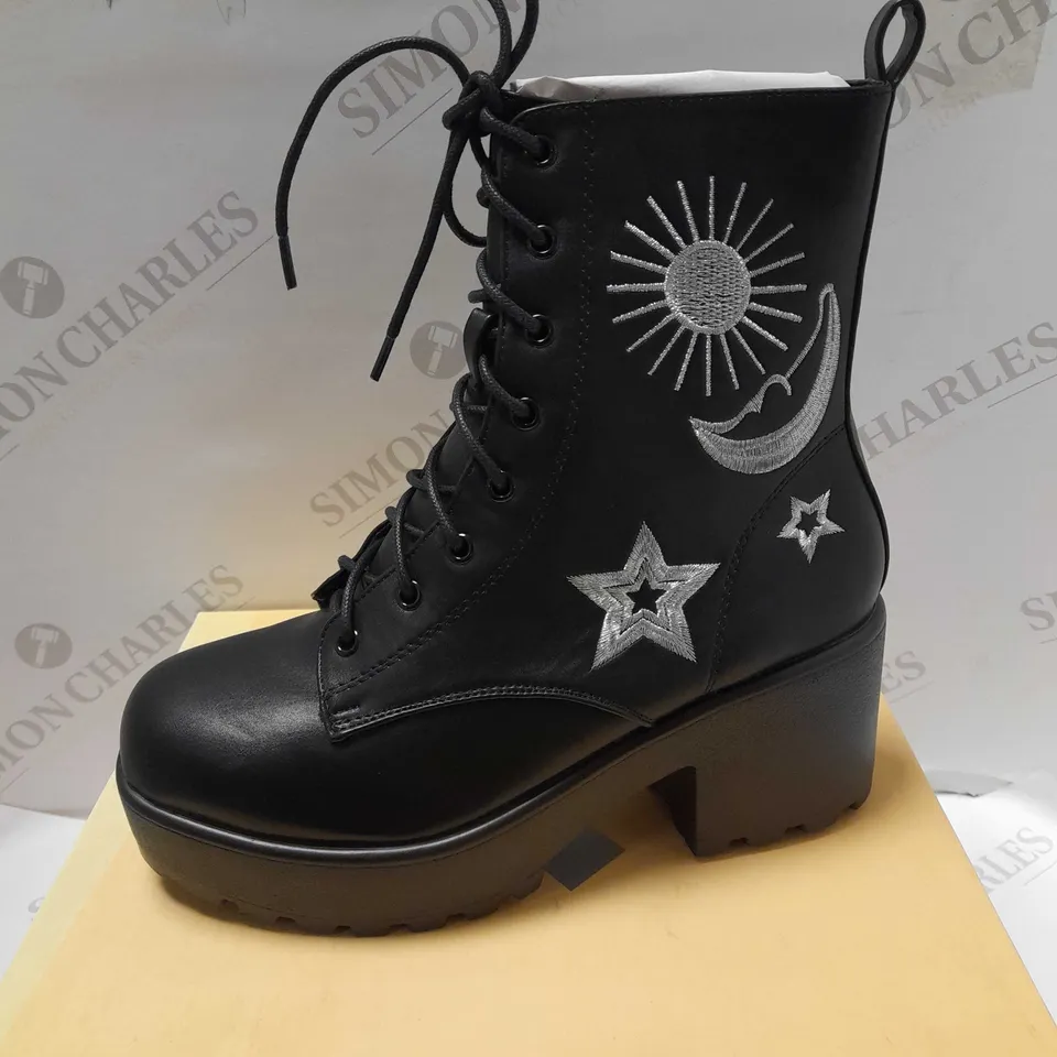 KOI ASTRO STAR & MOON CHUNKY BLACK PU/SILVER BOOTS - SIZE 5