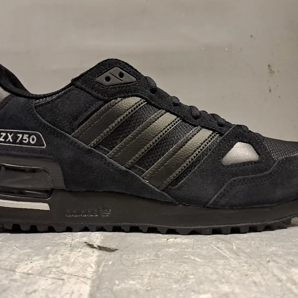 BOXED PAIR OF ADIDAS ZX 750 SHOES IN BLACK UK SIZE 10