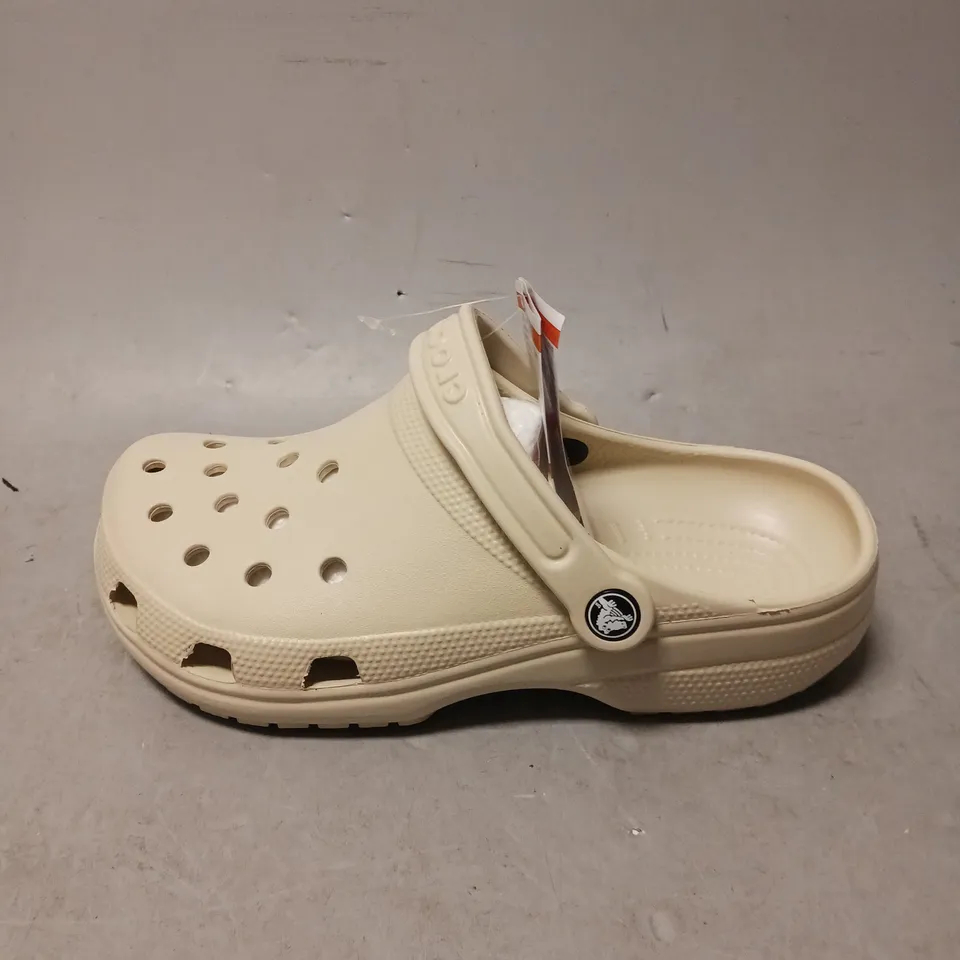 PAIR OF CROCS UNISEX SHOES, ECRU - UK SIZE 6