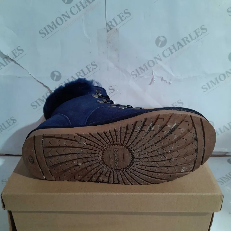 BOXED BONOVA SHEEPSKIN BOOTS NAVY - SIZE 5