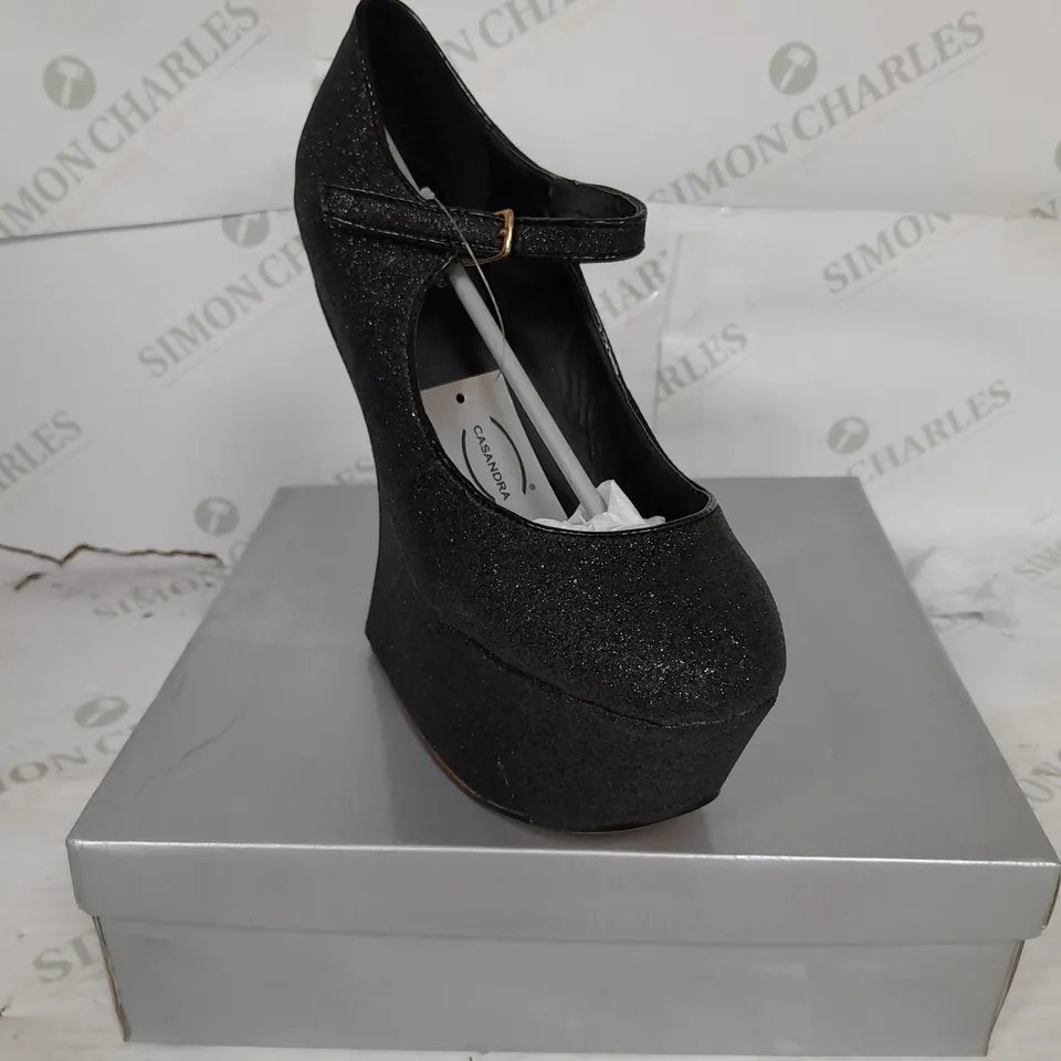 BOXED PAIR OF CASANDRA PLATFORM STRAP SHOE IN BLACK GLITTER SIZE 7