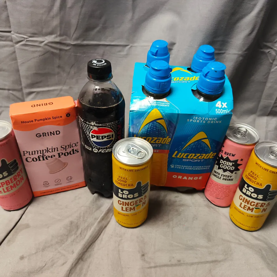 APPROXIMATELY 10 ASSORTED FOOD & DRINK ITEMS TO INCLUDE LUCOZADE ORANGE, KOMBUCHA, GRIND PUMPKIN SPICE COFFEE PODS, ETC - COLLECTION ONLY