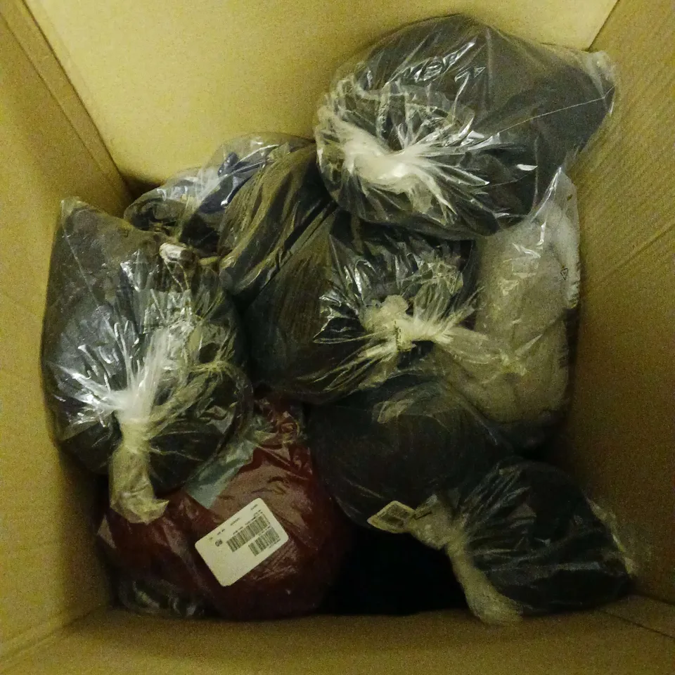 APPROXIMATELY 20 CLOTHING ITEMS TO INCLUDE DRESSES AND TOPS