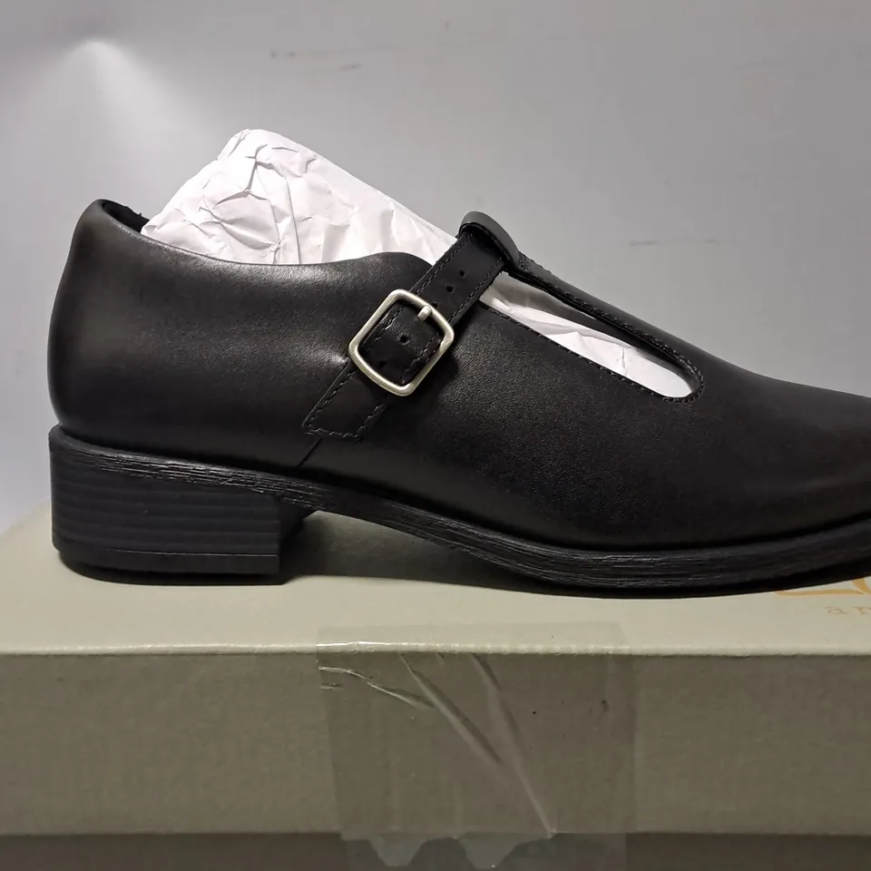 BOXED CLARKS ARTISAN HAVISHAM BAR BLACK LEATHER SMART SHOES - UK 6 