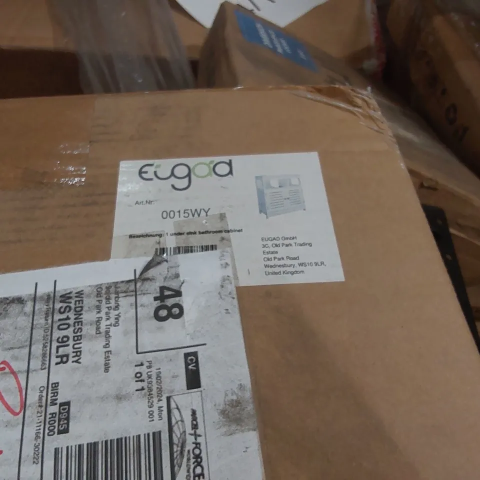 PALLET OF ASSORTED ITEMS INCLUDING: DRESSING TABLE STOOLS, GARDEN SCREENING, UNDER SINK BATHROOM CABINET, FLOATING SHELF ECT