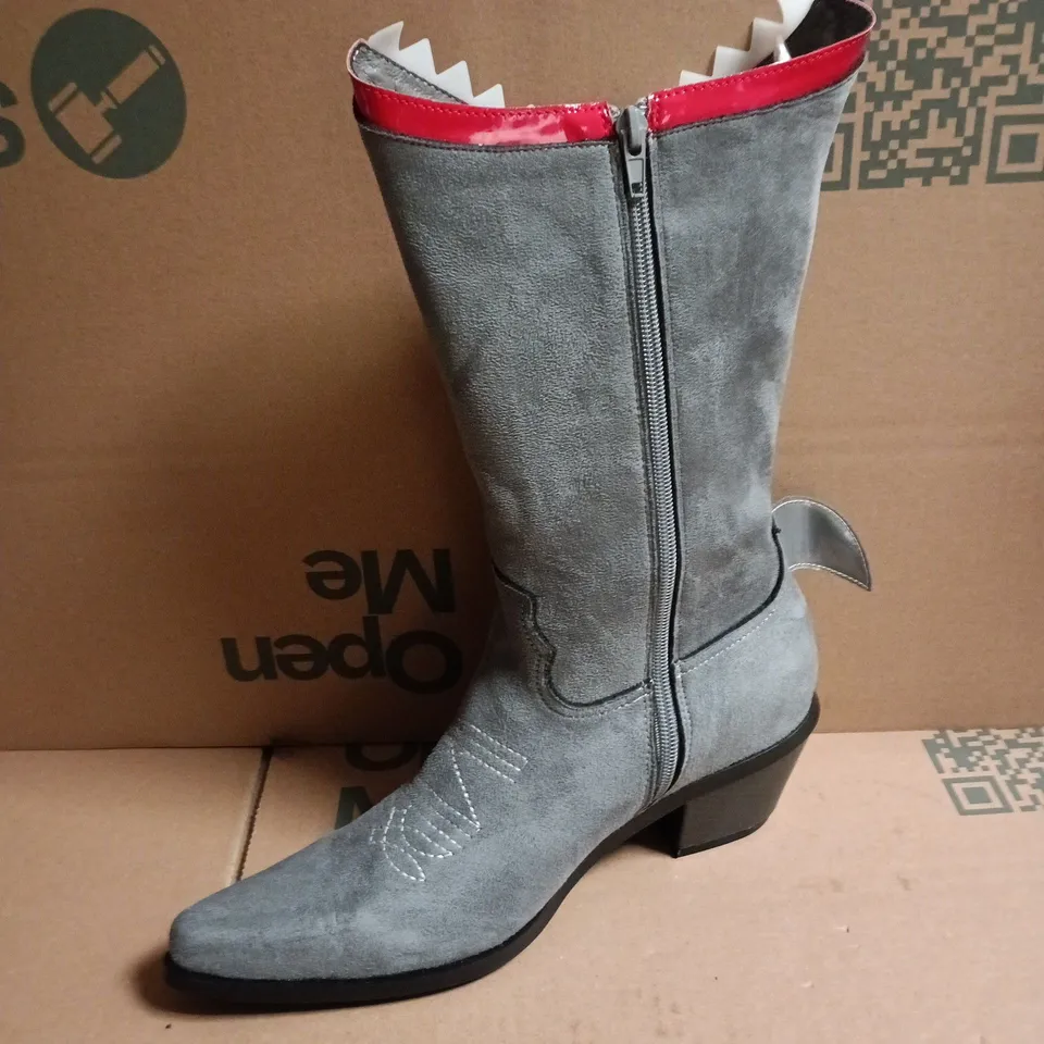 BOXED KOI SHARK DOO-DOO BOOTS IN GREY - UK 6