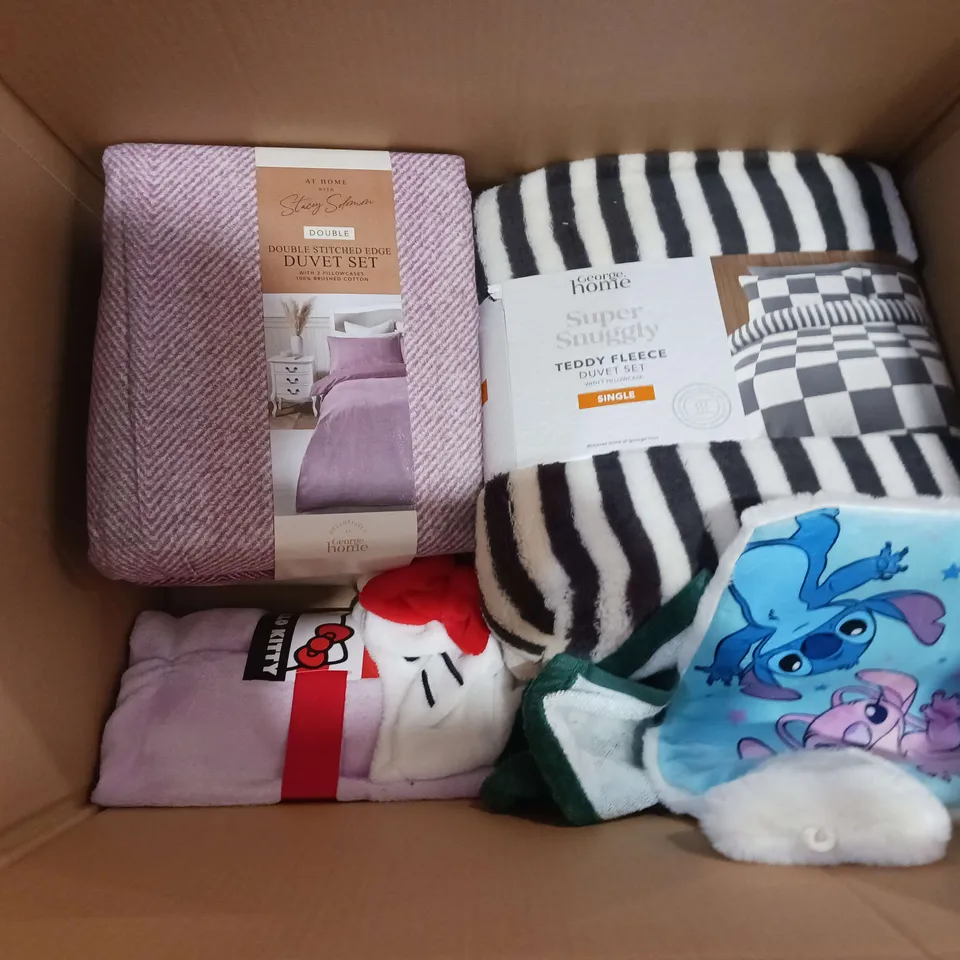 BOX OF APPROXIMATELY 12 ASSORTED BEDDING AND SOFT FURNISHING ITEMS TO INCLUDE - DUVET SETS, THROW BLANKETS, AND PILLOWCASES ETC. 