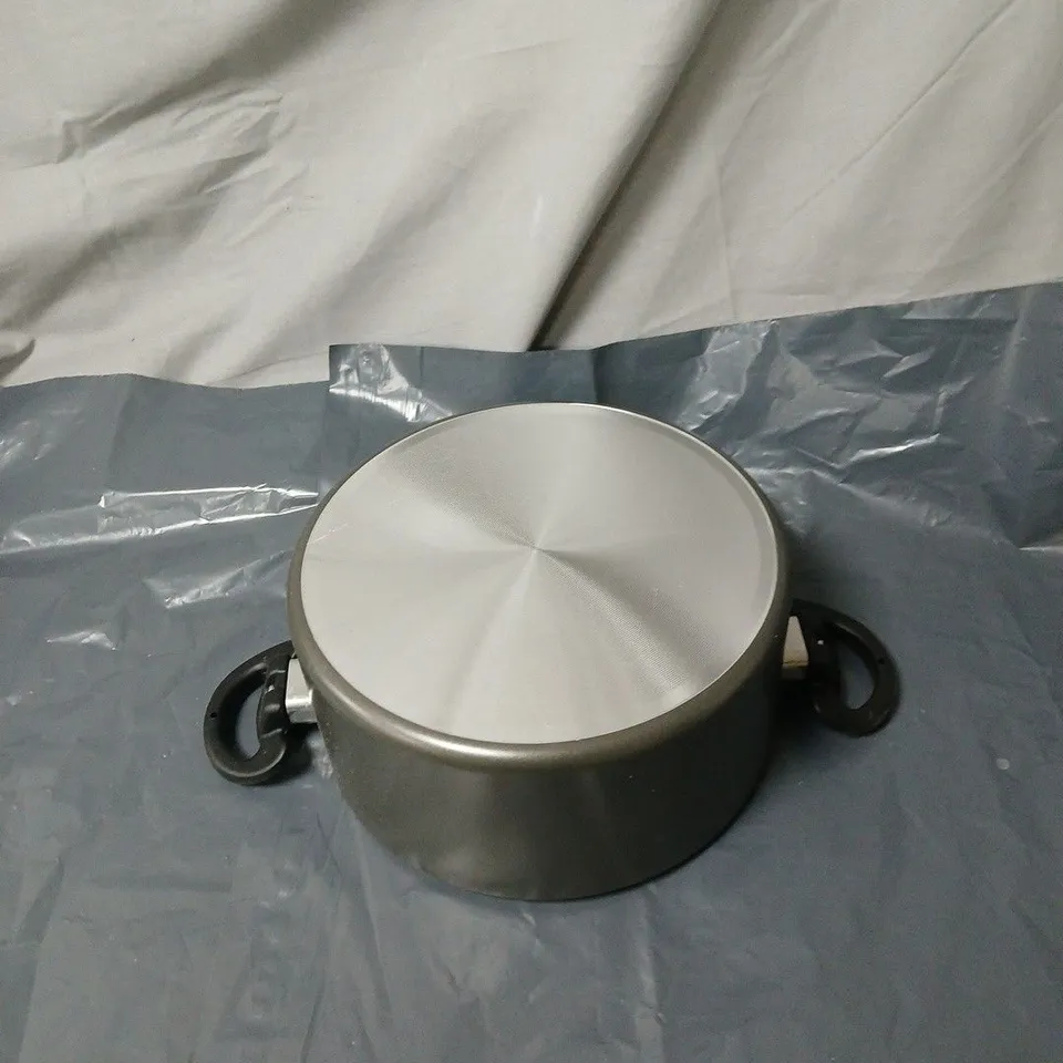 STAINLESS STEEL SAUCEPAN WITH TWIN SIDE HANDLES