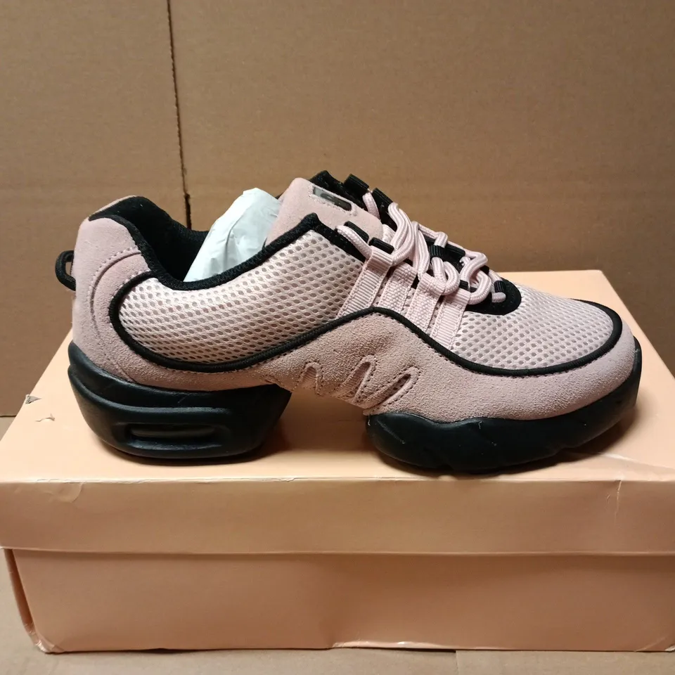 BOXED PAIR OF BLOCH BOOST DRT DANCE SNEAKERS IN PINK - UK 6