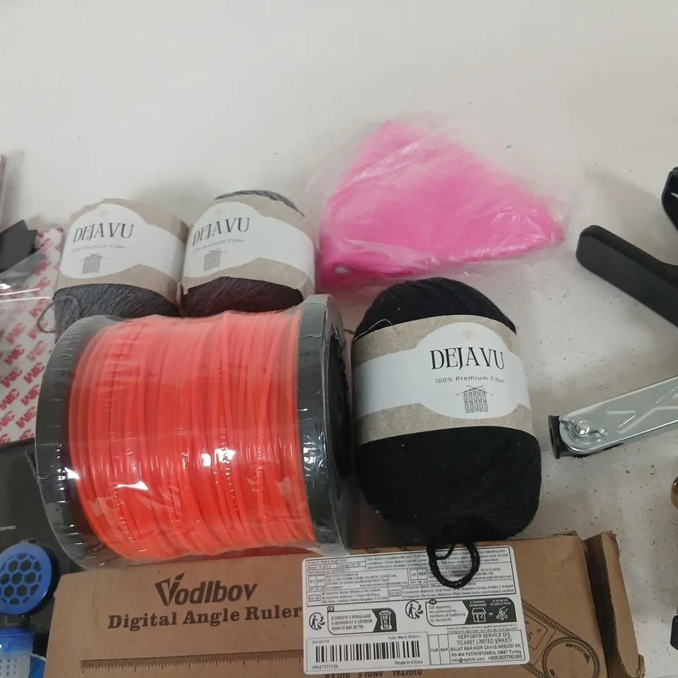 ASSORTED HOUSEHOLD PRODUCTS TO INCLUDE; CRAFTS & HOBBY LOT: YARN, DEJA VU THREAD, PINK FLUFF, ORANGE 3D FILAMENT, DIGITAL ANGLE RULER & ASSORTED TOOLS