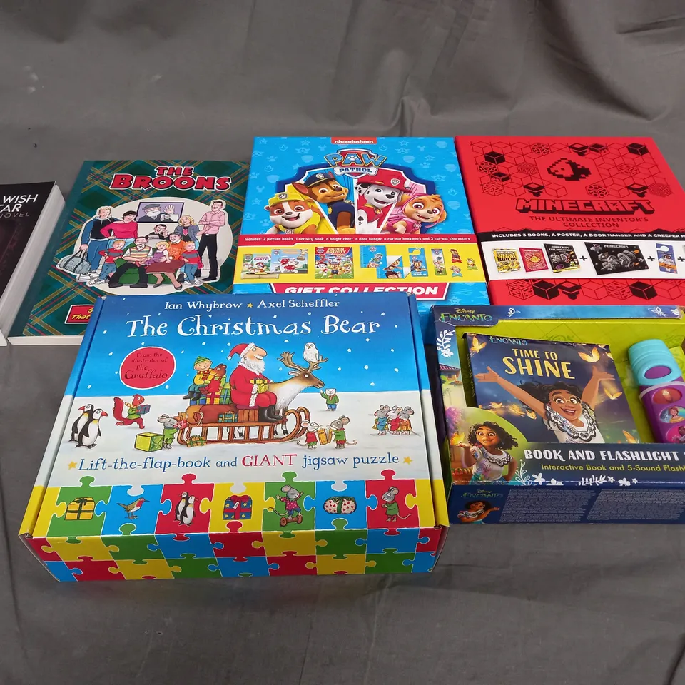 BOX OF APPROXIMATELY 10 ASSORTED BOOKS AND TOYS TO INCLUDE MINECRAFT, PAW PATROL AND ECANTO