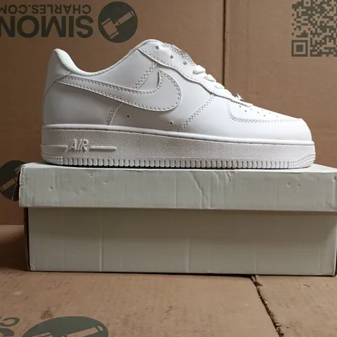 BOXED PAIR OF NIKE AIR FORCE 1 '07 TRAINERS IN WHITE SIZE UK 10