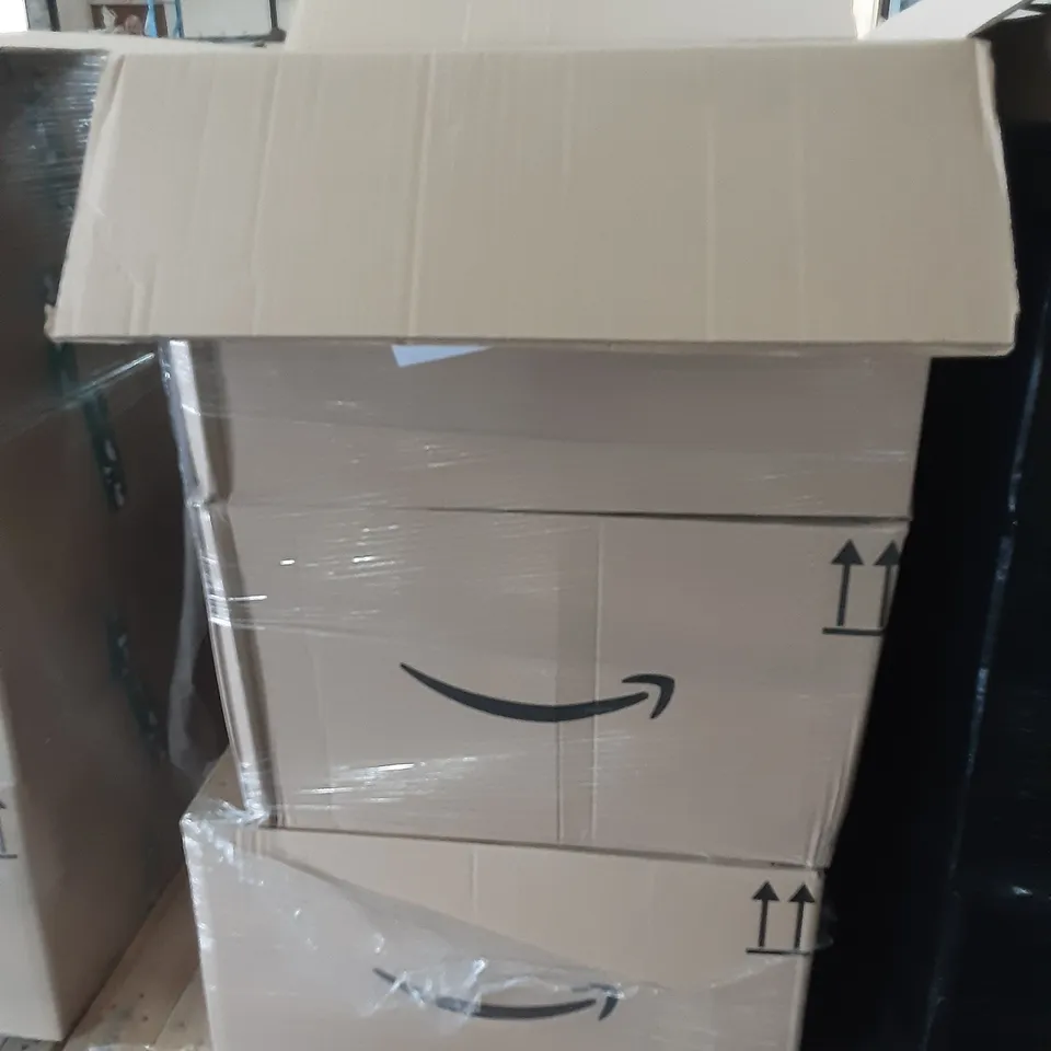 PALLET OF ASSORTED HOMEWARE ITEMS TO INCLUDE BEDSHEETS, CLOTHES, WAX BURNERS ETC