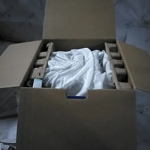 BOXED RUSSELL HOBBS HONEYCOMB KETTLE