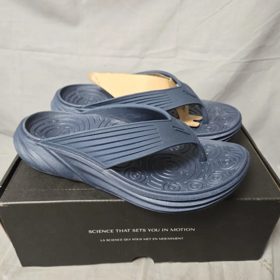 BOXED VIONIC MONSTER TIDE RX SANDALS IN NAVY - SIZE 7