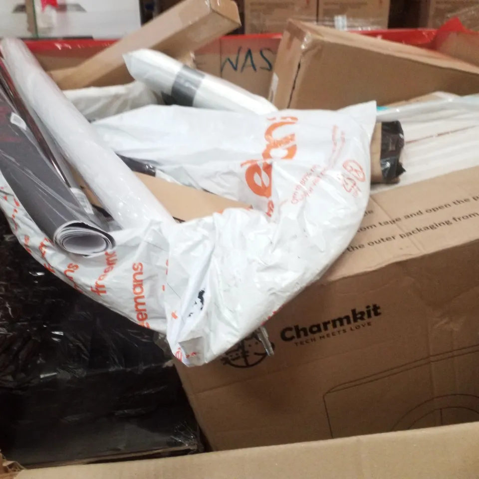 PALLET CONTAINING ASSORTED PRODUCTS INCLUDING RETRACTABLE SAFETY GATE, COMFORT CUSHION, TELESCOPIC LADDER, PICTURE FRAMES & FLOATING SHELVES