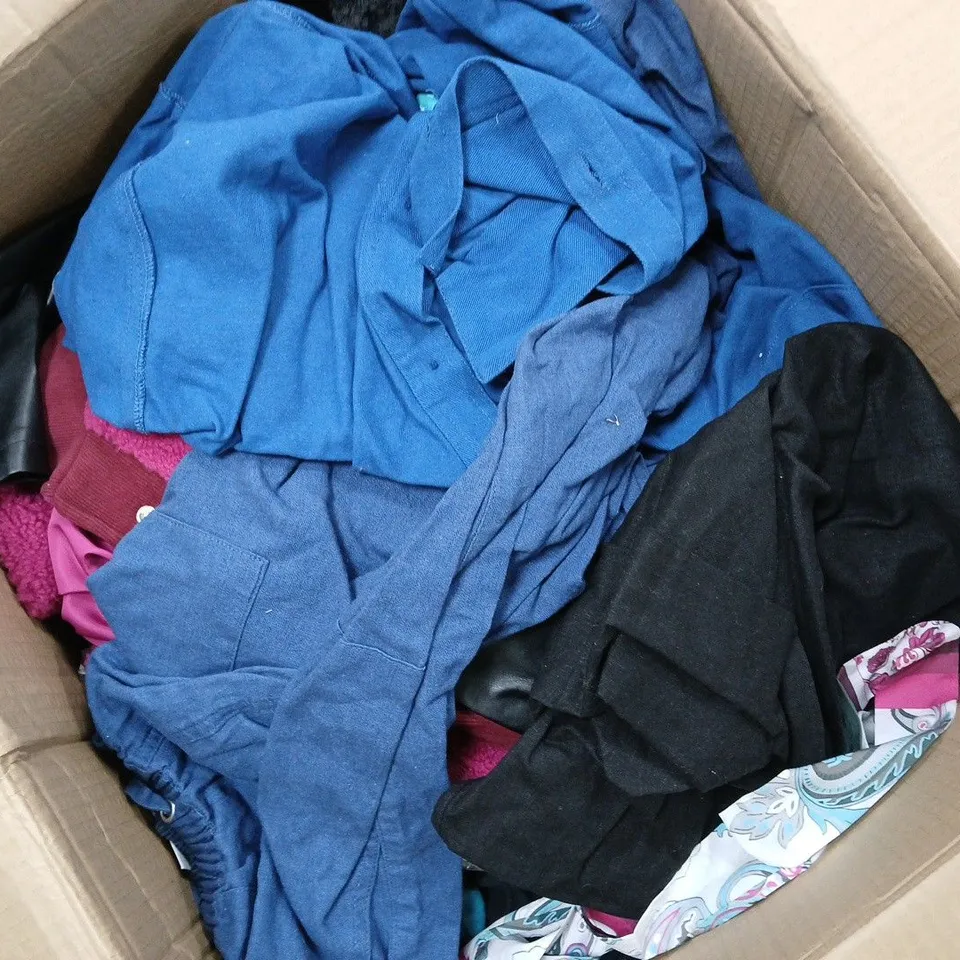 APPROXIMATELY 50 ASSORTED CLOTHING ITEMS IN VARIOUS SIZES TO INCLUDE JACKETS, TROUSERS, TOPS, ETC - COLLECTION ONLY