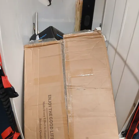 CAGE OF ASSORTED PRODUCTS TO INCLUDE; SNOOKER/POOL QUE, DENNY SEAT AND EV ELECTRIC VEHICLE TOWER DB PEDESTAL WITH CABLE ACCESS DOOR - COLLECTION ONLY