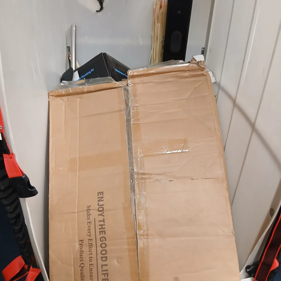 CAGE OF ASSORTED PRODUCTS TO INCLUDE; SNOOKER/POOL QUE, DENNY SEAT AND EV ELECTRIC VEHICLE TOWER DB PEDESTAL WITH CABLE ACCESS DOOR - COLLECTION ONLY