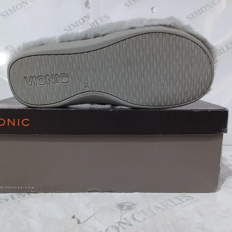 BOXED PAIR OF VIONIC SLIPPERS IN LIGHT GREY SIZE 8