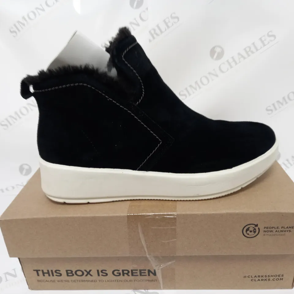 BOXED PAIR OF CLARKS LAYTON TRAINERS BLACK SIZE 5