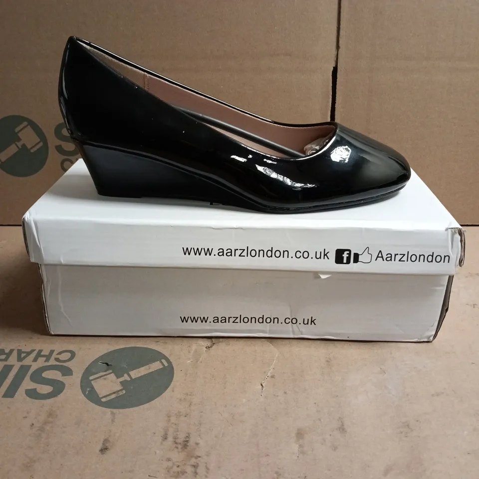 AARZ LONDON BLACK PATENT LEATHER WEDGE HEELS – UK 6 (EU 39)