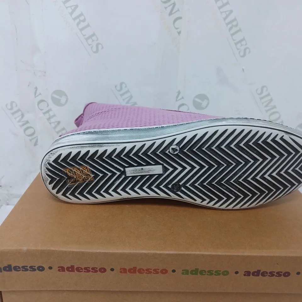 BOXED PAIR OF ADESSO BOOTS SIZE 6