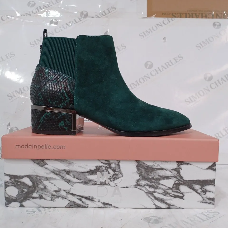BOXED PAIR OF MODA IN PELLE LILITH SUEDE ANKLE BOOTS IN GREEN SIZE 5