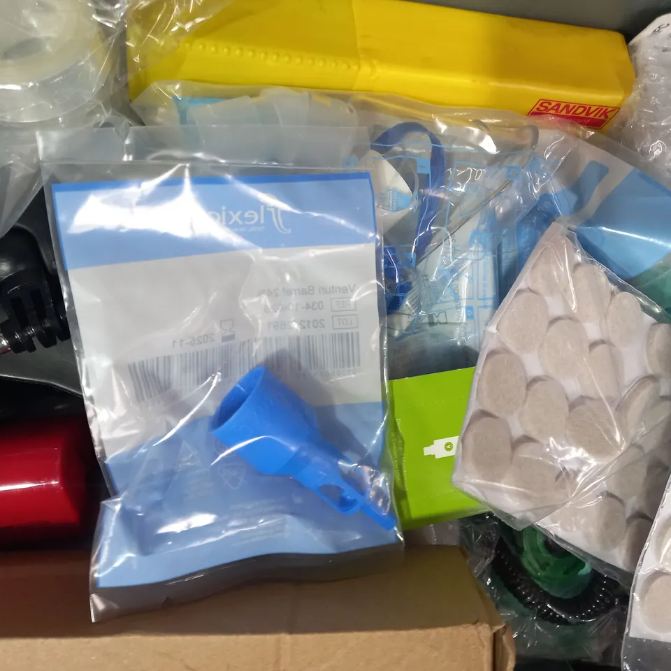 LOT OF APPROXIMATELY 10 ASSORTED HOUSEHOLD ITEMS TO INCLUDE WHEELIE BIN NUMBERS, KEYRING RINGS HOOPS, ETC