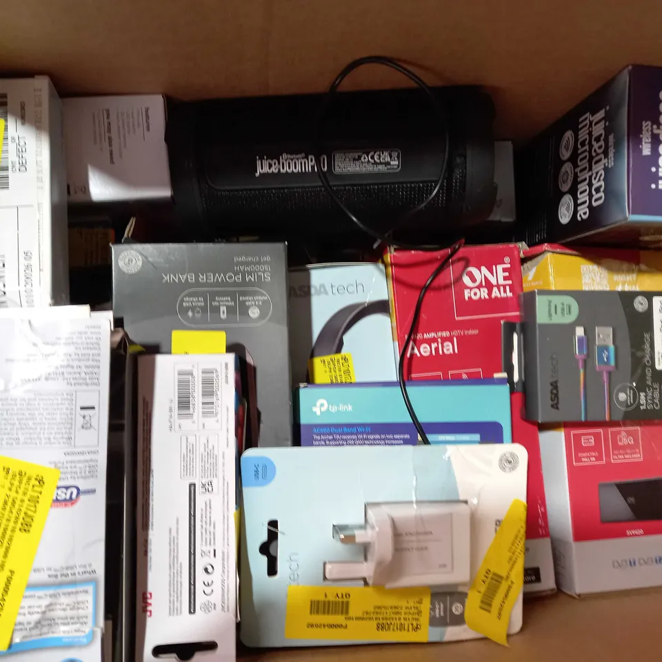 BOX OF APPROXIMATELY 10 ASSORTED ELECTRICAL ITEMS TO INCLUDE PORTABLE AM/FM RADIO, POWER BANK, WIRELESS CHARGING PAD, ETC