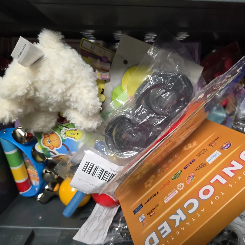 APPROXIMATELY 13 ASSORTED TOYS & GAMES TO INCLUDE - XSHOT PISTOL , STAR AND STRENGTH , SQUSHMALLOWS KEYRING ETC