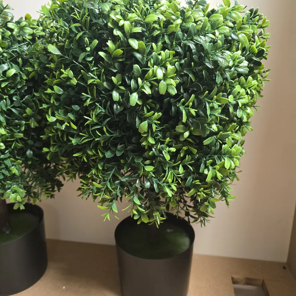 LOT OF 2 ARTIFICIAL BUSHES IN BLACK POTS