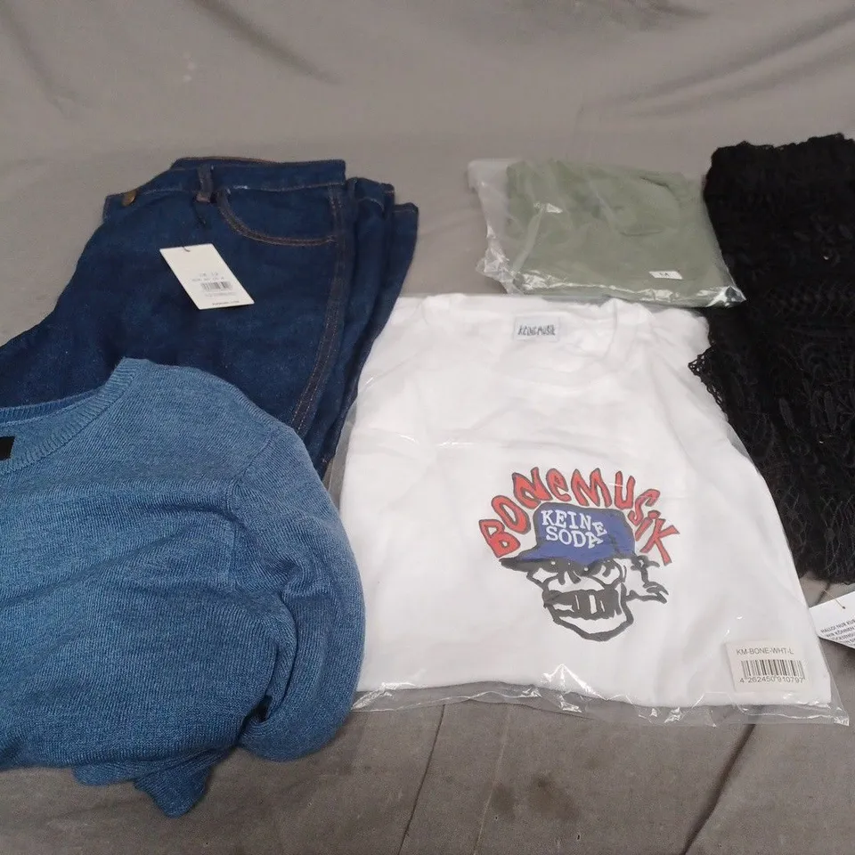 BOX OF APPROXIMATELY 20 ASSORTED CLOTHING ITEMS TO INCLUDE - T-SHIRT , PONCHO , CARDIGAN ETC