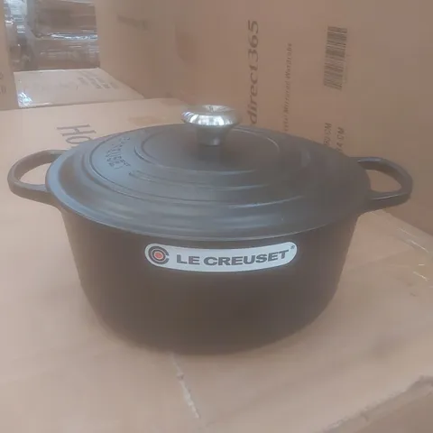 BOXED LE CREUSET CAST IRON ROUND CASSEROLE DISH