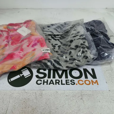 APPROXIMATELY 30 ASSORTED WOMENS CLOTHING ITEMS IN VARIOUS SIZES & STYLES